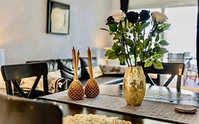 Marbella Lovely 3-Bedroom Apartment 350 M Walk To The Beach